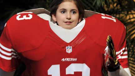 Une jeune supportrice s'amuse dans le parc NFL experience avant le d&eacute;but du Super Bowl &agrave; La Nouvelle-Orl&eacute;ans (Louisiane), le 2 f&eacute;vrier 2013. (TIMOTHY A. CLARY / AFP)