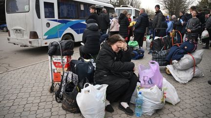 Des habitants de Marioupol attendent d'être évacués, le 18 avril 2022. (ILYA PITALEV / SPUTNIK / AFP)