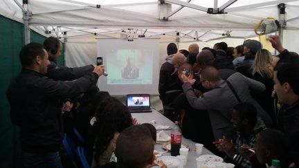 20 h, le 6 mai, des jeunes clichois voient apparaître le visage de François Hollande. (Karim Baldé)