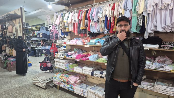 Abdulhamid, notre guide à Idlib, est fier de montrer des magasins ouverts et bien achalandés, le 15 décembre 2024. (MARIE-PIERRE VEROT / FRANCEINFO / RADIO FRANCE)