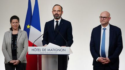 La ministre de la Santé, Agnès Buzyn, le Premier ministre, Edouard Philippe, et le Haut-Commissaire à la réforme des retraites, Laurent Pietraszewski, lors d'une conférence de presse à Paris, le 19 décembre 2019. (MARTIN BUREAU / AFP)