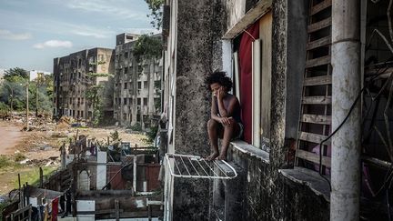 A travers ce reportage, le photographe nous montre la face sombre du Brésil où des millions de personnes vivent dans la précarité. Ces bâtiments qui devaient à l’origine constituer une copropriété pour classes moyennes sont aujourd’hui occupés par des «Sem Teto», les sans-abri. Alors que le pays a dépensé des milliards en infrastructures pour accueillir les JO 2016, ces constructions où vivent 300 familles dans des conditions totalement insalubres, sont laissées à l’abandon. Un livre est disponible (Edition Lammerhuber).  (Peter Bauza)