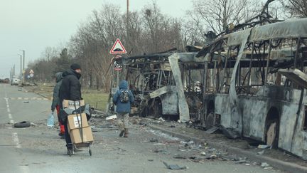 Des habitants de Marioupol, en Ukraine, quittent la ville, le 29 mars 2022. (LEON KLEIN / ANADOLU AGENCY / AFP)