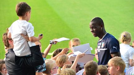 "Mais non mon ch&eacute;ri, tu lui demandes un autographe, pas de gouter le popcorn qu'il a sur la t&ecirc;te". La star a la cote aupr&egrave;s des enfants. (GIUSEPPE CACACE / AFP)