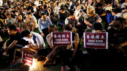 Des manifestants brandissent des affiches réclamant l'indépendance de Hong Kong, vendredi 5 août 2016.&nbsp; (TYRONE SIU / REUTERS)