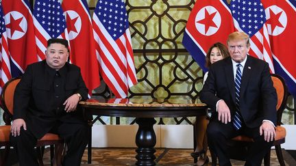 Kim Jong-un et&nbsp;Donald Trump (à droite) à Hanoï (Vietnam), le 28 février 2019.&nbsp; (SAUL LOEB / AFP)