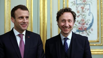 Emmanuel Macron et Stéphane Bern lors de la signature de la convention du Loto du patrimoine, au palais de l'Elysée, à Paris, le 13 février 2018. (MAXPPP)