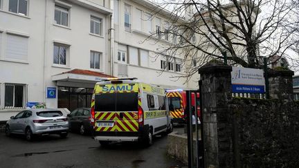 Des véhicules de secours devant le lycée Saint-Thomas-d'Aquin à Saint-Jean-de-Luz (Pyrénées-Atlantiques), le 22 février 2023. (VINCENT DEWITTE / MAXPPP)