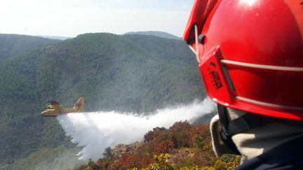 Un canadair en intervention le 3 septembre 2003 près de La Garde-Frenet dans le massif des Maures (Var). (DOMINIQUE FAGET / AFP)