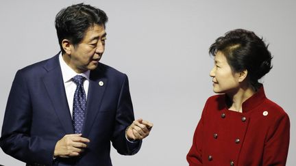 &nbsp; (Le Premier ministre japonais Shinzo Abe et la président sud-coréenne Mme Park le 30 novembre 2015 ©maxPPP)