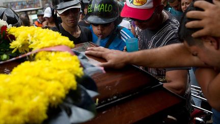 malgré leur marché en pleine croissance, c’est le manque de respect pour les morts. Lors des veillées funèbres, il est possible de voir des bagarres éclater ou d’entendre des coups de feu.  (REUTERS / Carlos Garcia Rawlins)