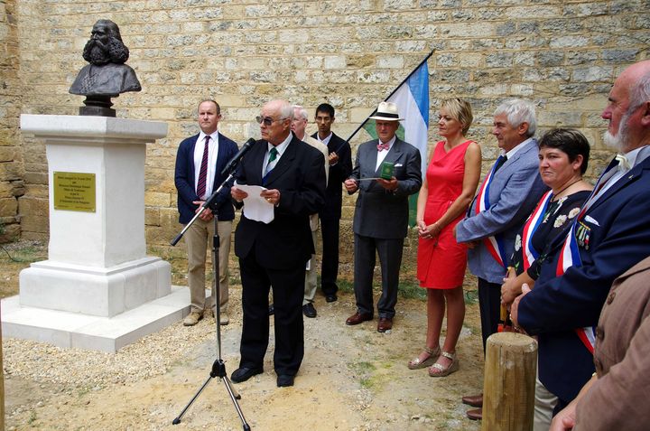 La cérémonie d'inauguration du buste d'Orélie-Antoine Ier, le 18 août 2016 à Tourtoirac (Dordogne). (J-L BOULARD / ROYAUME D'ARAUCANIE ET DE PATAGONIE)