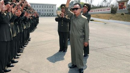 Le dictateur nord-coréen Kim Jong Il passant en revue des troupes à une date inconnue (AFP - Korean Central News Agency (KCNA) via KNS)