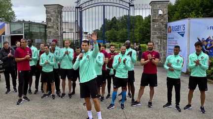 Cristiano Ronaldo (au centre, micro à la main), le 3 juillet 2016 à&nbsp;Marcoussis (Essonne). (MAXPPP)