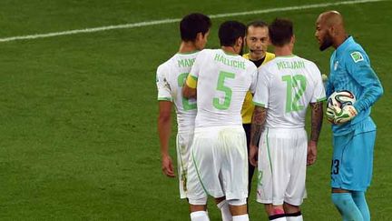 Le portier algérie Rais M'Bohli discute avec son arrière-garde.   (PEDRO UGARTE / AFP)