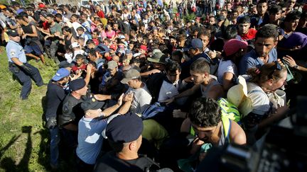 Face à des milliers de migrants, la Croatie mobilise son armée