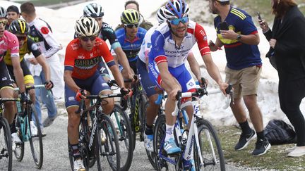 Thibaut Pinot (Groupama-FDJ) en tête du groupe des favoris lors de la 9e étape. (LUK BENIES / AFP)