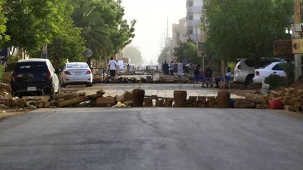 Des barrages installés dans les rues de Karthoum (Soudan), le 4 juin 2019. (ASHRAF SHAZLY / AFP)