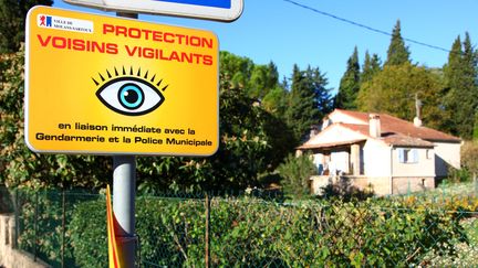 Une pancarte pos&eacute;e par des membres d'un r&eacute;seau "Voisins vigilants" &agrave; Mouans-Sartoux, dans les Alpes-Maritimes, le 4 novembre 2009. (MAXPPP)