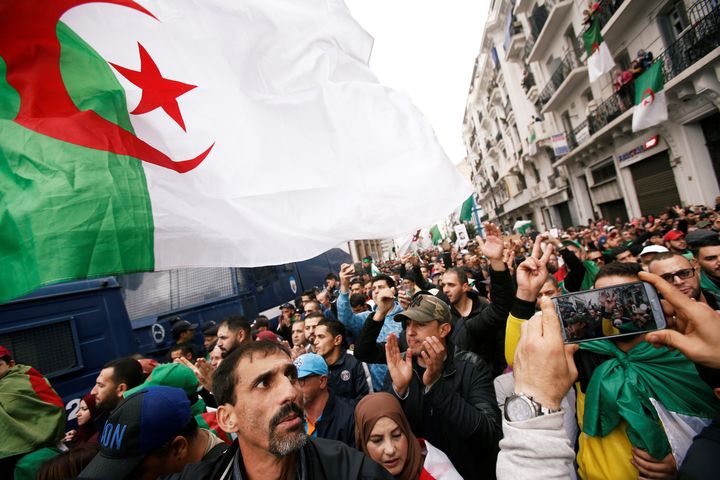 Manifestants arborant le drapeau national à Alger le 22 novembre 2019 (REUTERS - RAMZI BOUDINA / X03844)