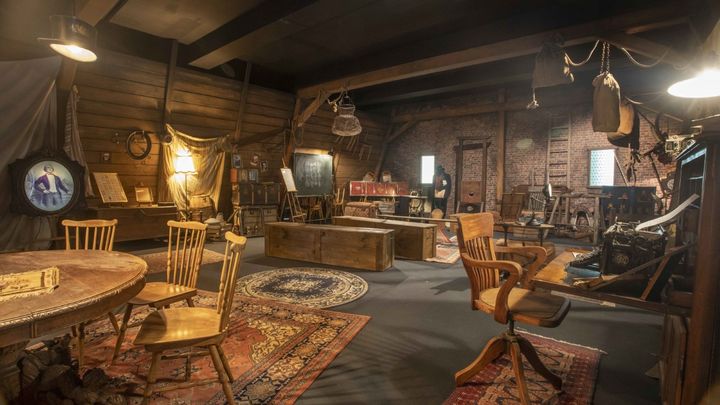 Dans le grenier magique de la Maison de la Magie, petits et grands apprennent à réaliser notamment des tours de cartes. (T. BOURGOIN)