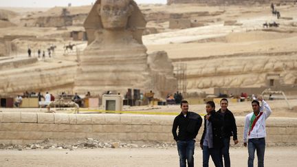 Un an apr&egrave;s le d&eacute;but de la r&eacute;volution &eacute;gyptienne, le pays peine &agrave; attirer &agrave; nouveau les touristes qui se pressaient auparavant pour d&eacute;couvrir le Sphinx et les pyramides de Gizeh (photo), Le Caire, le 24 janvier 2012. (JEFF MITCHELL / GETTY IMAGES)