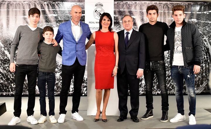 Zinédine Zidane fraîchement nommé entraîneur du Real Madrid en compagnie de sa femme Véronique et de leurs enfants et du president du club Florentino Perez