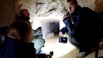 Maximilian Hiebinger, président de l'Asape 14-18, raconte l'histoire d'un tunnel de Moulin-sous-Touvent (Oise), le 10 novembre 2021. (AGATHE MAHUET / RADIO FRANCE)