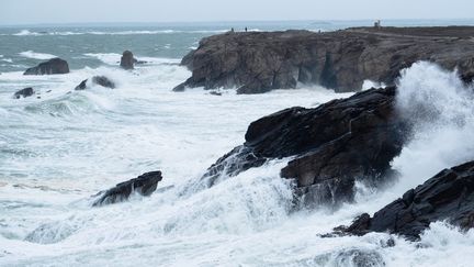 De fortes vagues frappent la côte près de Quiberon (Morbihan), le 13 mars 2021. (VALENTINO BELLONI / HANS LUCAS / AFP)