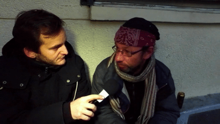 Le journaliste Ben Barnier et Christian Page, SDF à Paris, dans les rues de la capitale. (FRANCEINFO)