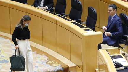 La ministre du Travail espagnole, Yolanda Diaz et le Premier ministre Pedro Sanchez, lors de questions au gouvernement, le 5 mai 2020, à Madrid.&nbsp; (ANDRES BALLESTEROS / AFP)