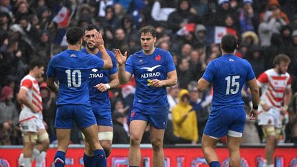 La joie française après le premier essai inscrit par Damian Penaud, le 20 novembre 2022 contre le Japon au Stadium de Toulouse. (LIONEL BONAVENTURE / AFP)