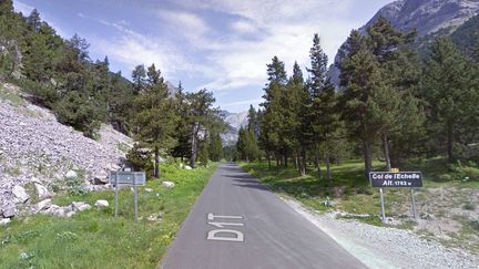 La stèle est située au sommet du col de l'Echelle (Hautes-Alpes), entre Névache et Bardonecchia. (GOOGLE MAPS)