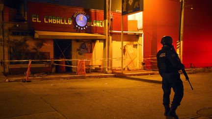 Une fusillade dans&nbsp;un bar, le Caballo Blanco (le Cheval Blanc), en plein centre-ville de Coatza Coalcas dans le Sud-Est du pays a fait 23 morts mardi 27 août 2019. (VICTORIA RAZO / AFP)