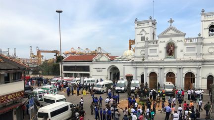 Des militaires sont postés devant l'église St Anthony Shrine à Colombo (Sri Lanka) après une explosion, le 21 avril 2019. (DINUKA LIYANAWATTE / REUTERS)