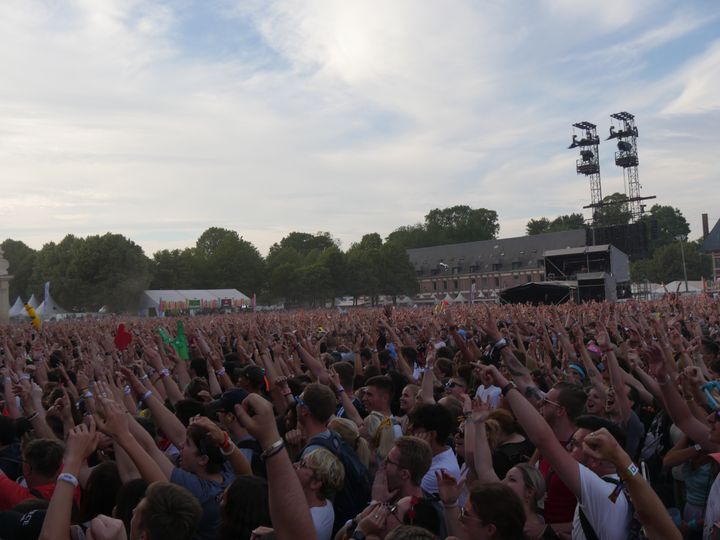 Les presque 40.000 personnes&nbsp;présentes dans le public ont chanté à l'unisson tous les tubes du groupe. (Thomas Hermans / Franceinfo culture)