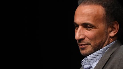 L'islamologue Tariq Ramadan, le 26 mars 2016, à Bordeaux, lors d'une conférence. (MEHDI FEDOUACH / AFP)