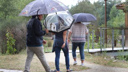 Des touristes sous la pluie dans un camping de Bordeaux (Gironde), le 15 août 2017. (MAXPPP)