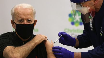 Joe Biden reçoit la seconde dose du vaccin Pfizer/BioNTech, le 11 janvier 2021, à Newark, dans le&nbsp;Delaware. (ALEX WONG / GETTY IMAGES NORTH AMERICA / AFP)