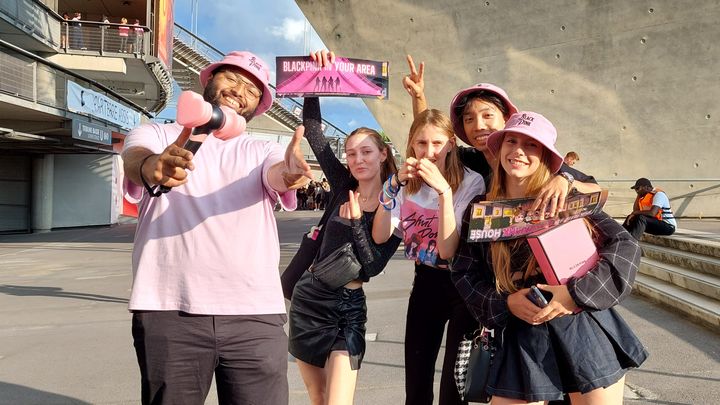 Des fans de Blackpink avant le concert au Stade de France, le 15 juillet 2023 (BENJAMIN ILLY / FRANCEINFO / RADIO FRANCE)