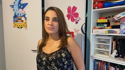 Hager Ben Aouissi, victime de l'attentat de Nice le 14 juillet 2016,&nbsp;dans la chambre de sa fille Kenza. (LAURIANE DELANOE / FRANCE INFO)