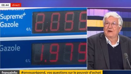 L'économiste Elie Cohen, interrogé par les auditeurs et les téléspectateurs sur la hausse des prix du carburant. (FRANCEINFO / RADIOFRANCE)