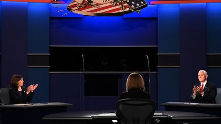 Kamala Harris et&nbsp;Mike Pence lors du débat entre les candidats à la vice-présidence des Etats-Unis, le 7 octobre 2020,&nbsp;à&nbsp;Salt Lake City&nbsp;(Utah). (ERIC BARADAT / AFP)