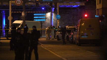 Des policiers dans le quartier de Neudorf, à Strasbourg, après la neutralisation de Cherif Chekatt, le 13 décembre 2018.&nbsp; (PATRICK HERTZOG / AFP)