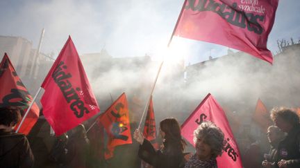 Des drapeux du syndicat Solidaires lors d'une manifestation à Paris. Photo d'illustration. (VALERY HACHE / AFP)