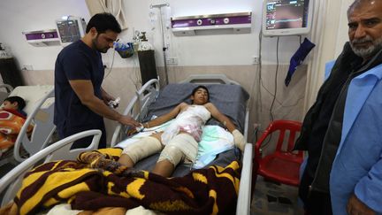 Un jeune civil irakien blessé&nbsp;dans la bataille de Mossoul, soigné à l'hôpital d'Erbil (Irak) (SAFIN HAMED / AFP)