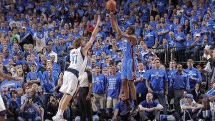 Durant au shoot devant Nowitzki