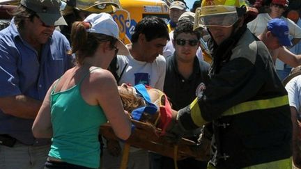 Les secours évacuent la jeune femme, qui décèdera à l'hôpital (AFP/HO)