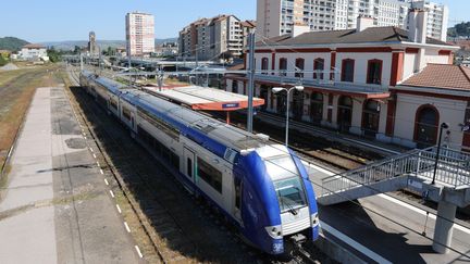 Train TER en gare de Firminy (Loire), en 2009, ville o&ugrave; le suspect a &eacute;t&eacute; arr&ecirc;t&eacute; le 17 ao&ucirc;t 2012. (ESSERTEL CLAUDE / MAXPPP)