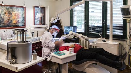 Un dentiste soigne un patient à Chambéry, le 15 mai 2020. (VINCENT ISORE / MAXPPP)